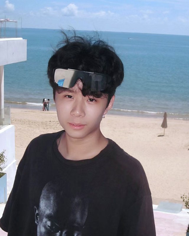 Qiwei Liang at the beach